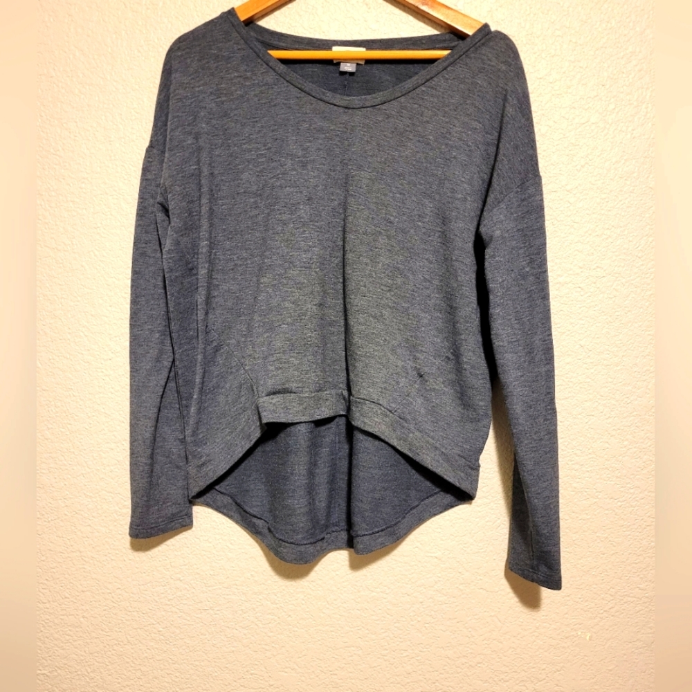 Old Navy Gray Long Sleeve Workout Shirt.  Size M